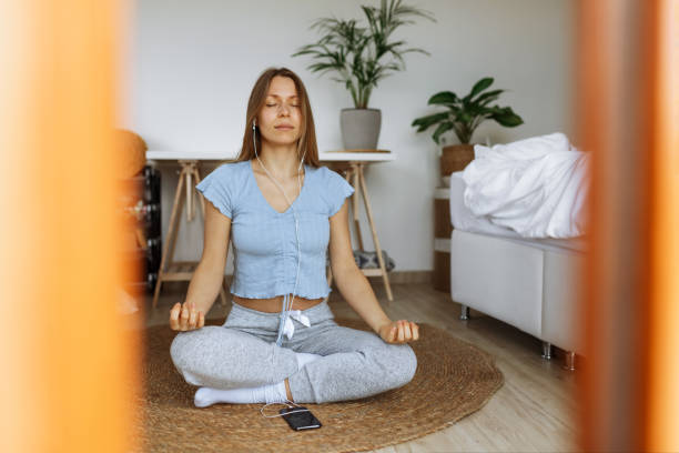 Mulher a praticar meditação terapêutica guiada pela APP Clínica da Mente Comigo para regulação emocional