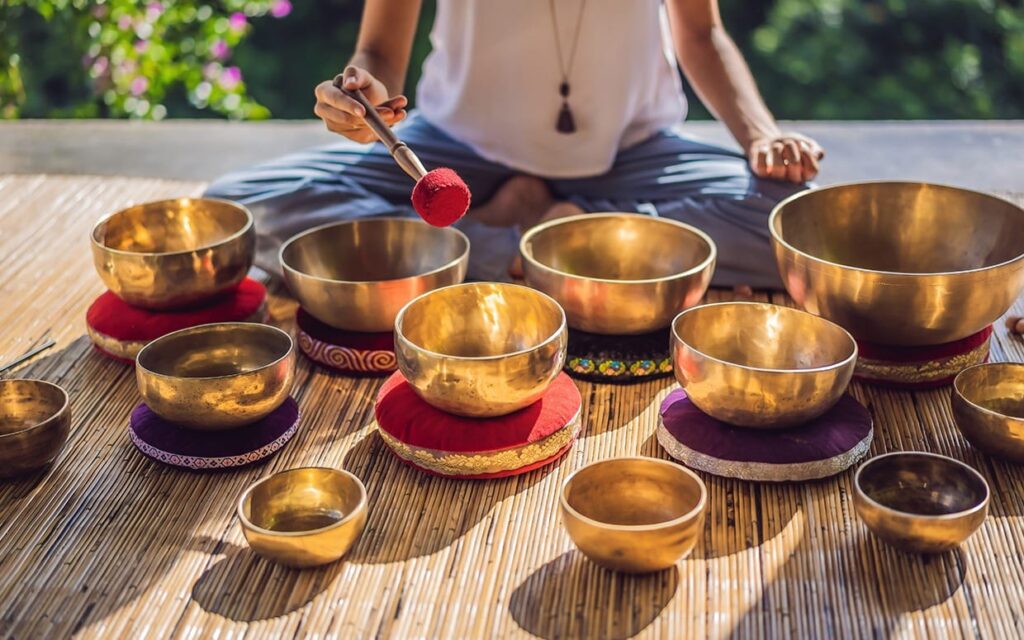 Pessoa em meditação e autocuidado consciente, prática de amor-próprio e autocompaixão trabalhada nas semanas 5 e 6 do programa de desenvolvimento pessoal