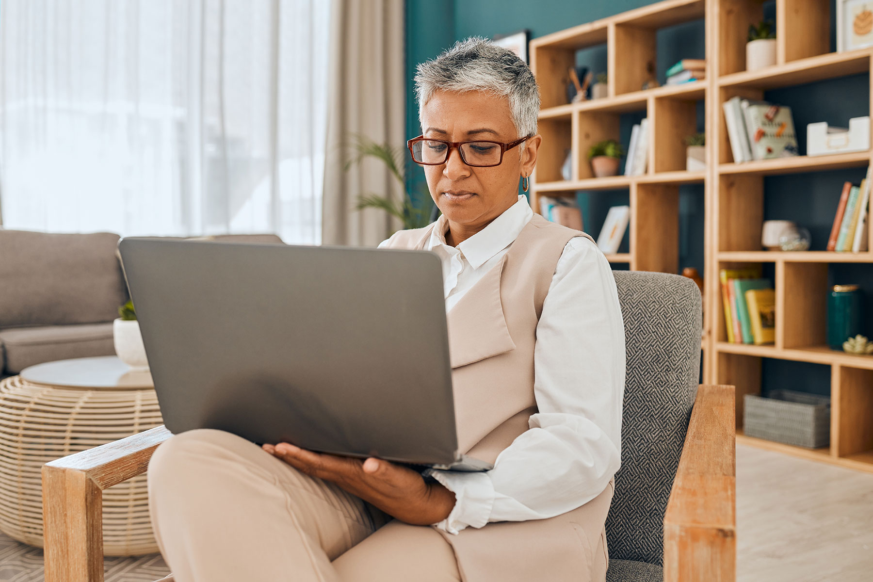 Paciente a comunicar com psicólogo por chat no serviço de acompanhamento online da Clínica da Mente entre sessões de psicoterapia