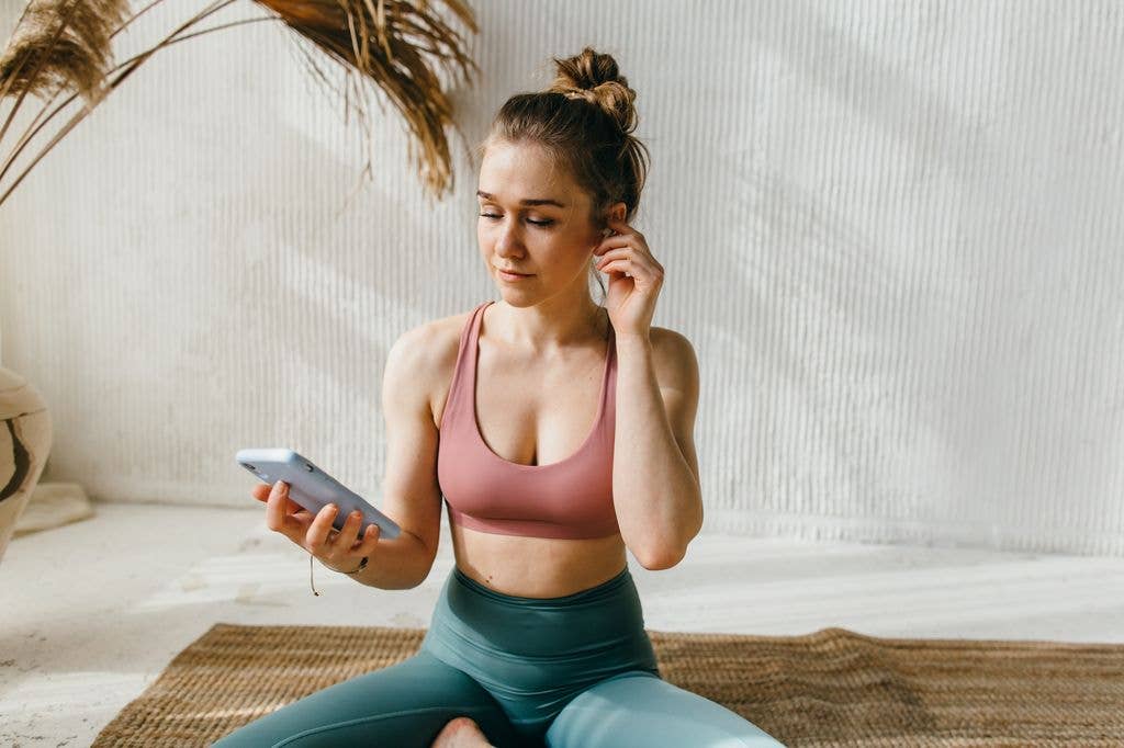Paciente a realizar exercícios psicológicos de reflexão guiada na APP Clínica da Mente Comigo entre sessões de psicoterapia HBM